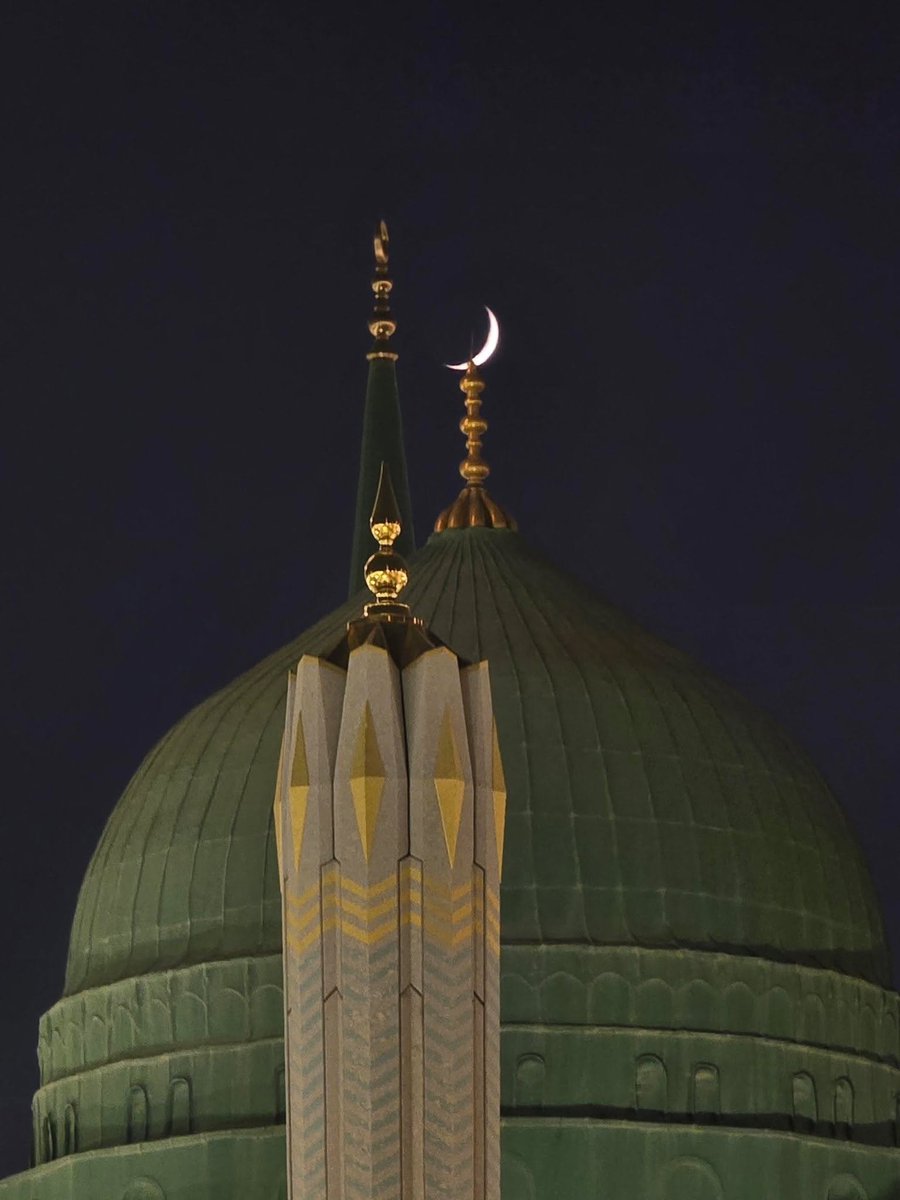 theMuminun's tweet photo. It was said to al-Barāʾ ibn ʿĀzib رضي الله عنه:
“Was the face of the Messenger of Allāh ﷺ like a sword?”
He said:
“No, rather it was like the moon.” [al-Bukhārī 3552] https://t.co/UUZh8G9kMj