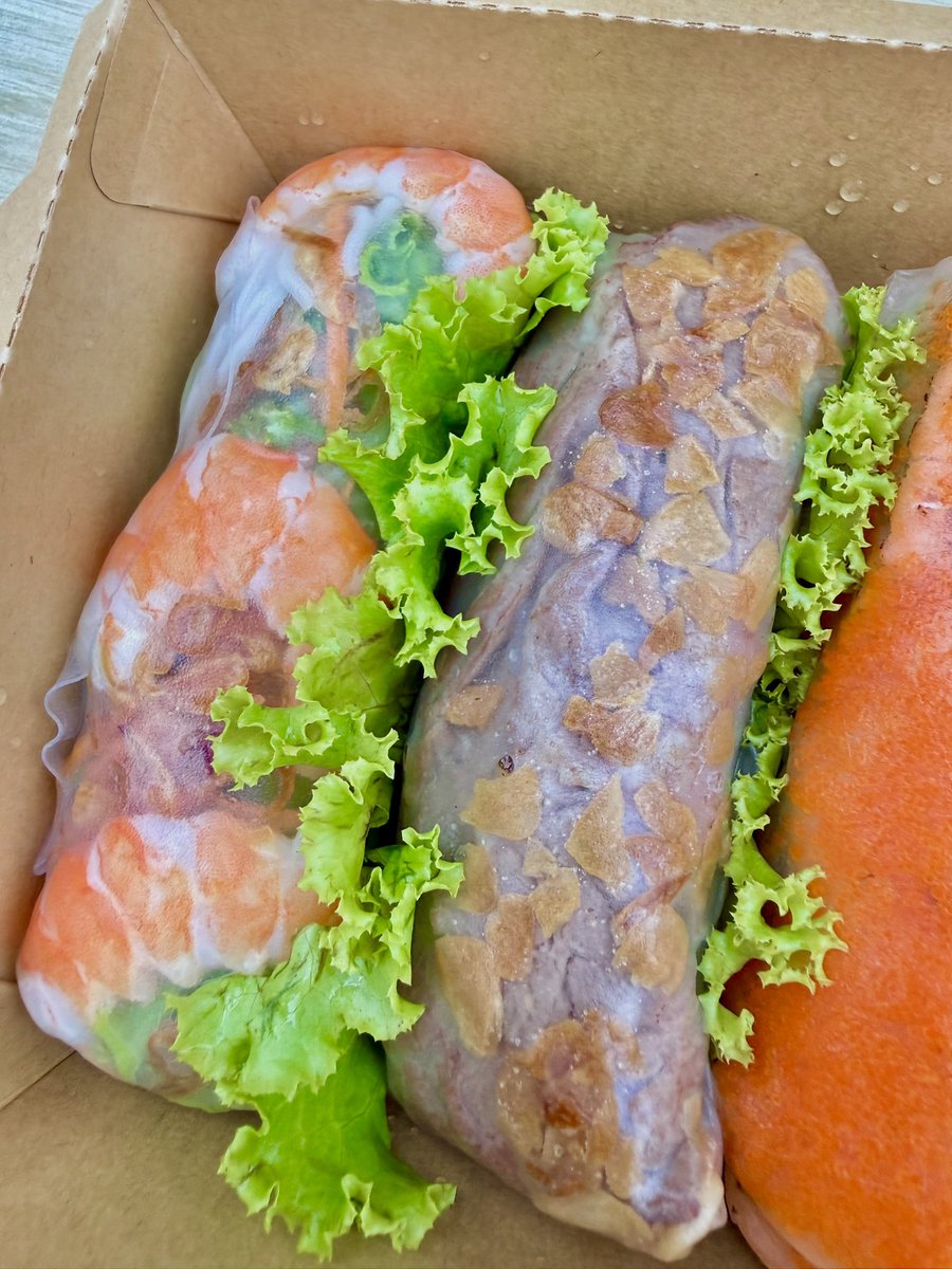 praewlovemarc's tweet photo. Spring Roll ไส้แน่นจนแทบจะทะลักออกมาาาาาา!!!!!🫠 อร่อยมากก อร่อยชห. น้ำจิ้มแซ่บ อยากกินทุกวันน
🦐เค้าสั่งไส้กุ้งกระเทียมเจียว+เนื้อสไลซ์กระเทียมกรอบ+แซลม่อนและไข่กุ้ง
📍พิกัด Rolls and co. 
https://t.co/vzaxYYeLG2
มี 4 สาขา
Siam Center 
G Tower 
True Digital Park
Park Silom https://t.co/lqbFWWUUH4