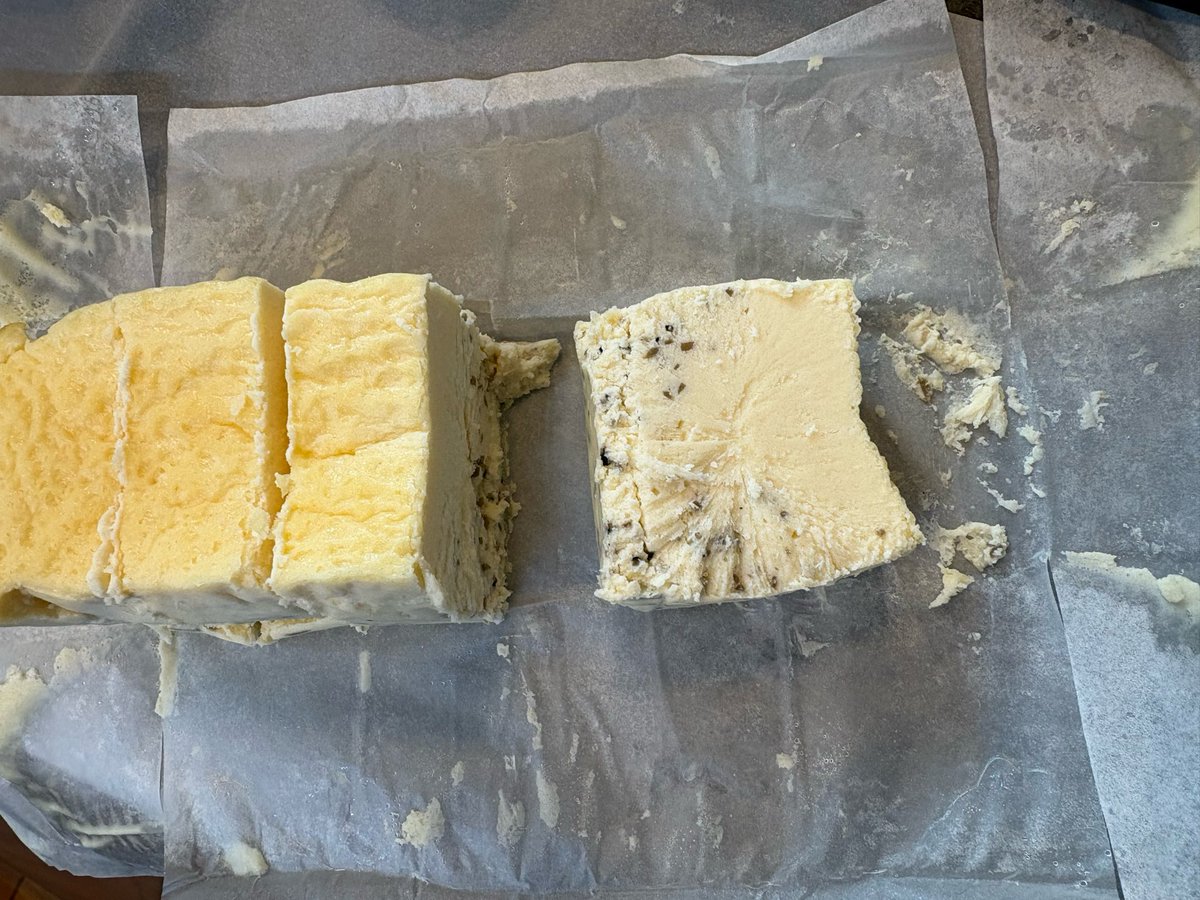 hakata_b's tweet photo. え！ショック🤯
去年はスライスでトリュフマシマシに入ってたのに今年は粉粉に刻まれてるんですけどぉ〜！
ナッツ感は無くなりました…物価高… https://t.co/SJj1bs7cSR
