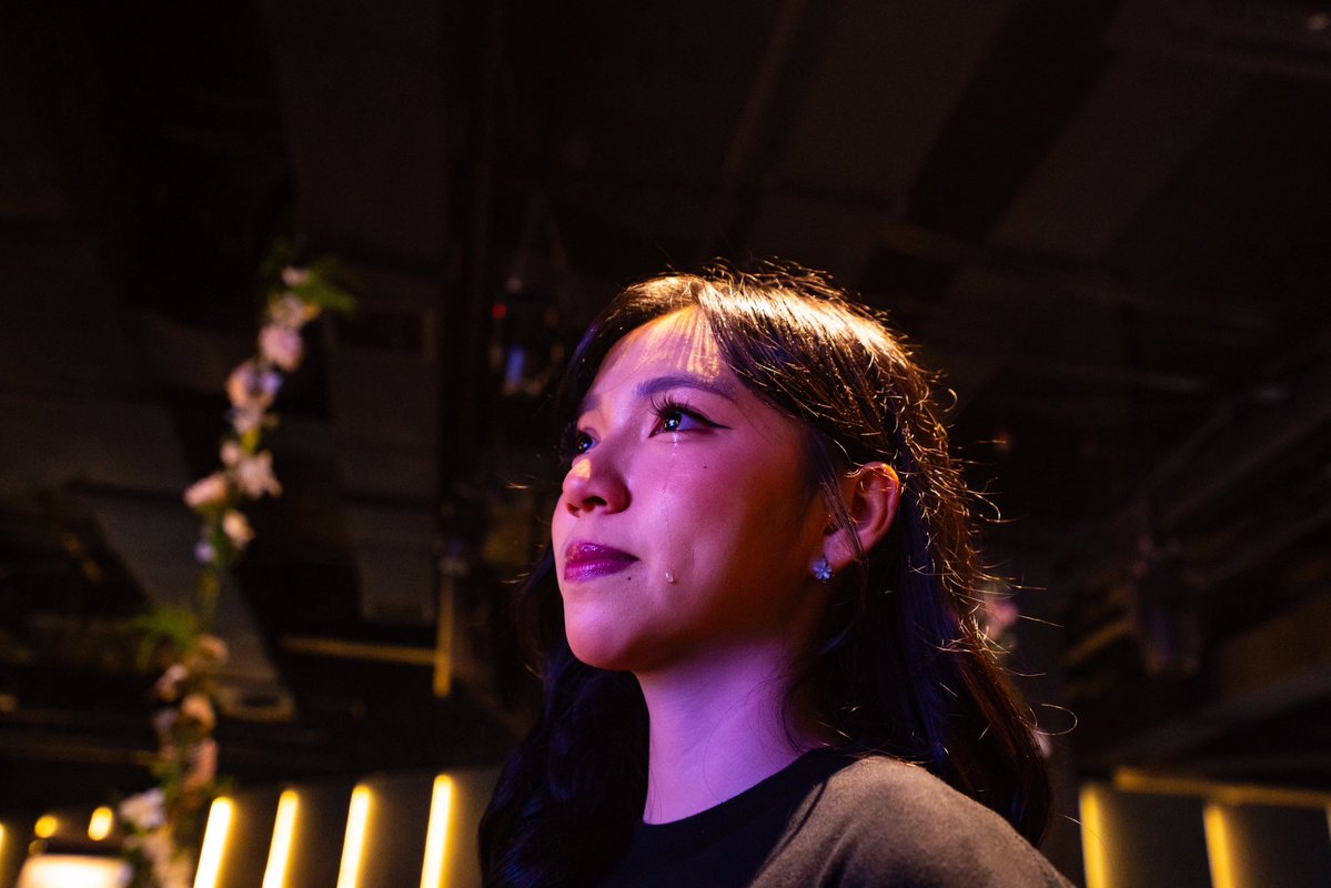 Aralie_JKT48's tweet photo. Terima kasih untuk semua cinta yang kalian berikan di hari ulang tahunku. Terima kasih untuk setiap projek, waktu, tenaga, dan pikiran yang kalian curahkan untuk membuat itu semua terasa begitu istimewa! 🥹🤍

Terima kasih karena sudah menjadi bagian dari setiap musimku 🫶🏻 terima kasih karena ketika aku belum bisa melihat indahnya diriku sendiri, kalian tetap memilih untuk melihat dan percaya bahwa suatu hari nanti aku akan mekar dengan caraku sendiri 🙌🏻

Untuk semua projek yang kalian siapkan tahun ini, aku ingin kalian tau bahwa aku melihat lebih dari sekadar hasil akhirnya… di balik setiap bunga, tulisan, kejutan, dan hal segala yang kalian persiapkan, aku bisa merasakan waktu, usaha, dan cinta yang kalian tanamkan untukku :)) semuanya terasa seperti air dan cahaya yang membantu bunga ini terus bertumbuh 🤍🌸
mungkin aku tidak bisa membalas satu per satu semua kebaikan yang kalian berikan, tetapi aku akan selalu mengingat bahwa pernah ada begitu banyak tangan yang dengan tulus membantu menjagaku selama aku bertumbuh!

dan kalau kemarin aku sudah bisa berdiri sebagai bunga yang sedikit lebih mekar dari sebelumnya… sebagian dari keindahan itu juga tumbuh dari cinta yang kalian berikan sepanjang perjalanan 🙋🏻‍♀️

#Aralie18
#BloomingAralie
#LEAPHIGH