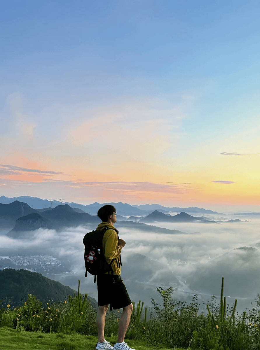 lucy_manger's tweet photo. Just spent 3 hours hiking up that misty mountain u0026 the sunrise over the valley Chef’s kiss Worth every sore step https://t.co/6THEHXJqrG