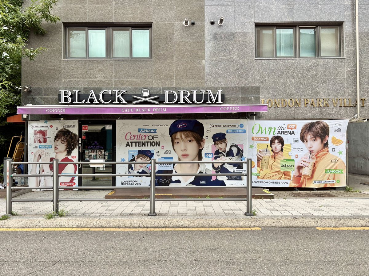ChinaJuhoonBar's tweet photo. 김주훈 데뷔 1주년 &amp; 투어 응원 Part 8
 「𝐇𝐘𝐁𝐄 후문 𝐁𝐋𝐀𝐂𝐊 𝐃𝐑𝐔𝐌 벽지」
                         응원 실사

🗓️광고 게재 시기: 2026.8.17-8.23(일주일)
⏰운행 주기: 24시간 고정 미디어
📍광고 위치: 서울시 용산구 한강대로 HYBE 후문 블랙 드럼 https://t.co/HplbKmA0DN