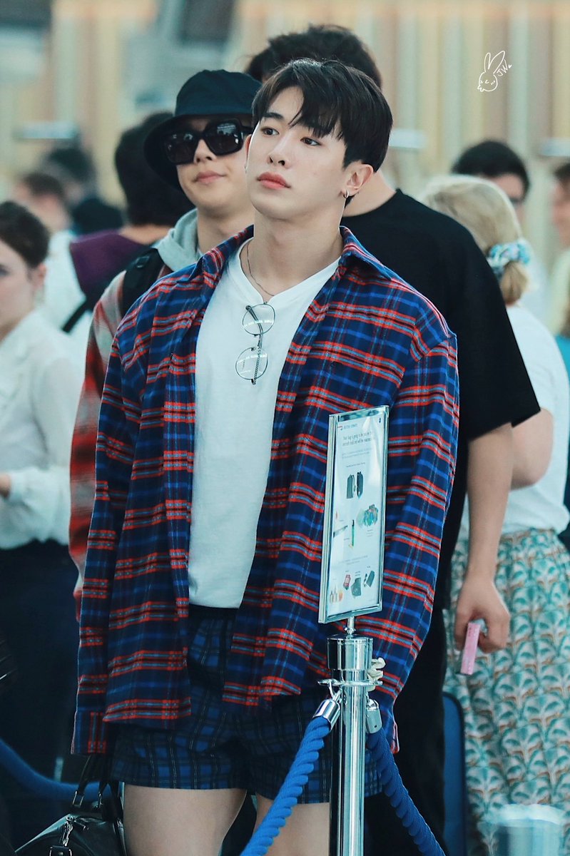 wonho_tmi's tweet photo. 73. 원호 공항패션 중에는 수영복 반바지도 있다

✈️ 190712 런던->베를린

#원호 #WONHO
#원호_TMI #WONHO_TMI https://t.co/19WDAz5Aom