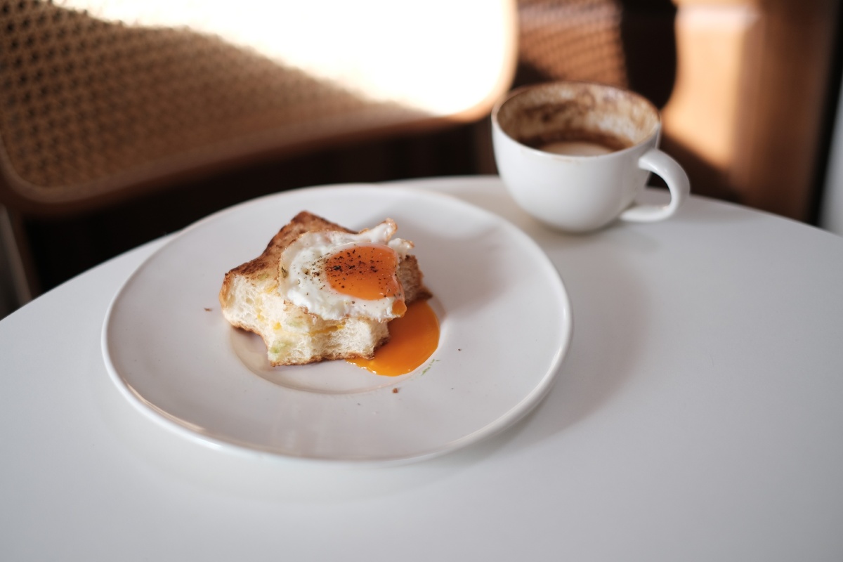 RCrabtr08061225's tweet photo. Just grabbed a warm croissant and iced latte for my morning pick-me-up – small bites, big joy ， https://t.co/QeGCrRuGYj
