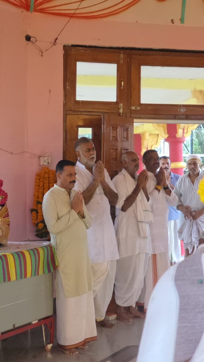 prahladspatel's tweet photo. श्रावण माह के तृतीय सोमवार पर आज प्रातः गाडरवारा के पावन नीलकुंड आश्रम में दिव्य आरती में सम्मिलित हुआ। आराध्य श्रीश्री बाबाश्री जी को नमन किया।

ॐ श्री माँ 
नर्मदे हर!

@shribabashri https://t.co/1EDe4lASVe