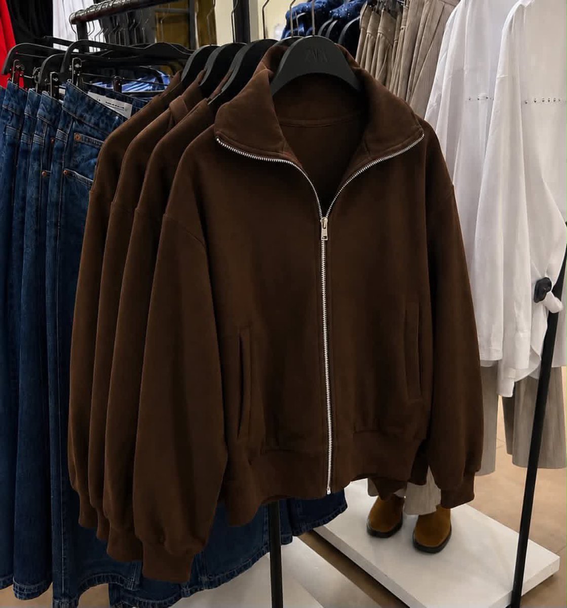 alluraxxsss's tweet photo. NOT GATEKEEPING THIS SHOPEE SHOP 🤍

Kung naghahanap ka ng jackets na premium ang quality, stylish, at mukhang mahal pero hindi masakit sa bulsa, save these shops ASAP. Sobrang sulit ng quality, ang gaganda ng fit, at perfect pang everyday o pang-travel. Legit mga shops na babalikan mo.￼