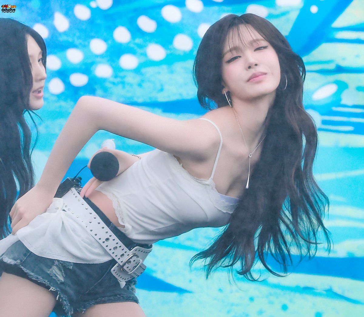 ytdive17700's tweet photo. 260816 IVE Caribbean Bay  
#리즈 #아이브 #LIZ #IVE #アイヴ #リズ https://t.co/lyLRLuZlpN