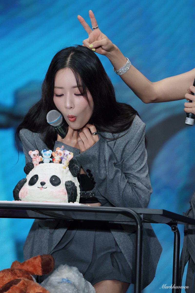 Markhaowen's tweet photo. 260815 2026 LOVE FOR APINK 광저우 팬미팅

보미 누나의 생일 시간🥳

@Apinkbm

#윤보미 #Bomi #에이핑크 #Apink https://t.co/geQPAeKYnH