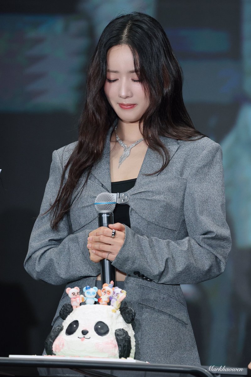 Markhaowen's tweet photo. 260815 2026 LOVE FOR APINK 광저우 팬미팅

보미 누나의 생일 시간🥳

@Apinkbm

#윤보미 #Bomi #에이핑크 #Apink https://t.co/geQPAeKYnH
