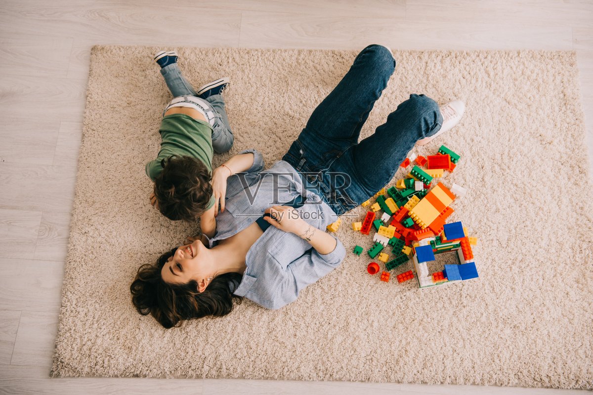 hirokazu_0306's tweet photo. Today we built a pillow fort and had a snack picnic inside—pure, messy, perfect toddler fun. （今日我们搭了个枕头 fort，在里面搞了个零食野餐——纯属 messy 又完美的幼儿时光。） https://t.co/pCiZyzPszM