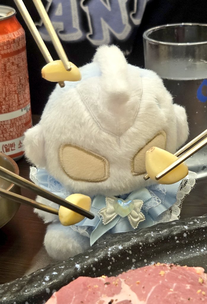 E1J1000's tweet photo. 가족들이 제트님 인간되라고 마늘 먹여줌... https://t.co/oPEcSCvkRY
