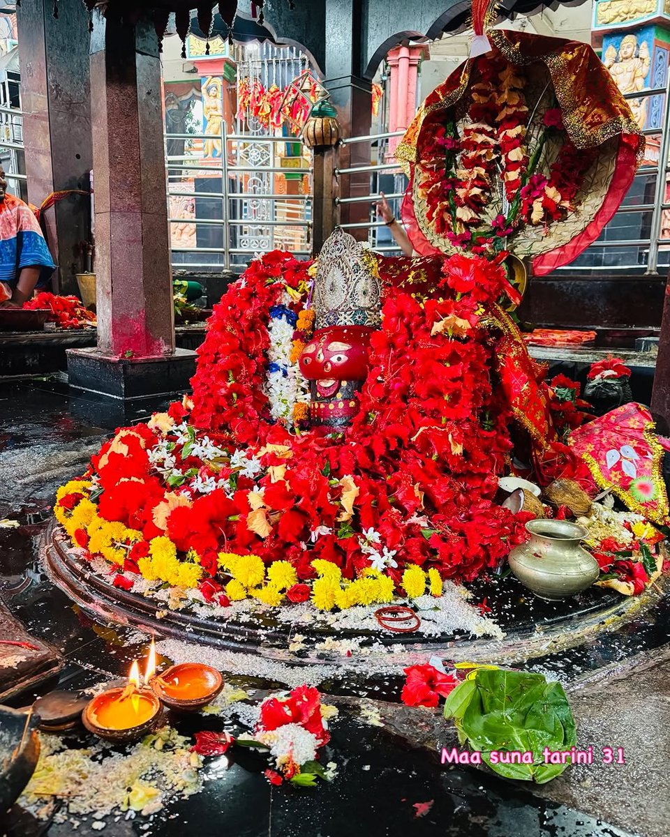 MaaTariniTemple's tweet photo. 🙏🌺 ଜୟ ମା' ତାରିଣୀ 🌺🙏
ତ୍ରିରଙ୍ଗା ଯାତ୍ରା🇮🇳
ଘଟଗାଁ ପୀଠର ଅଧିଷ୍ଠାତ୍ରୀ ମା' ତାରିଣୀଙ୍କ ପବିତ୍ର ଚରଣରେ କୋଟି କୋଟି ପ୍ରଣାମ। 🙏🙏🙏
#ଜୟମାତାରିଣୀ #ମାତାରିଣୀ #ଘଟଗାଁ #କେନ୍ଦୁଝର #ଓଡ଼ିଶା #JaiMaaTarini #MaaTarini #MaaTariniPitha #Ghatagaon #Keonjhar #Odisha #JaiJagannath #ShaktiPeetha #SanatanaDharma https://t.co/LreA5lh2N7