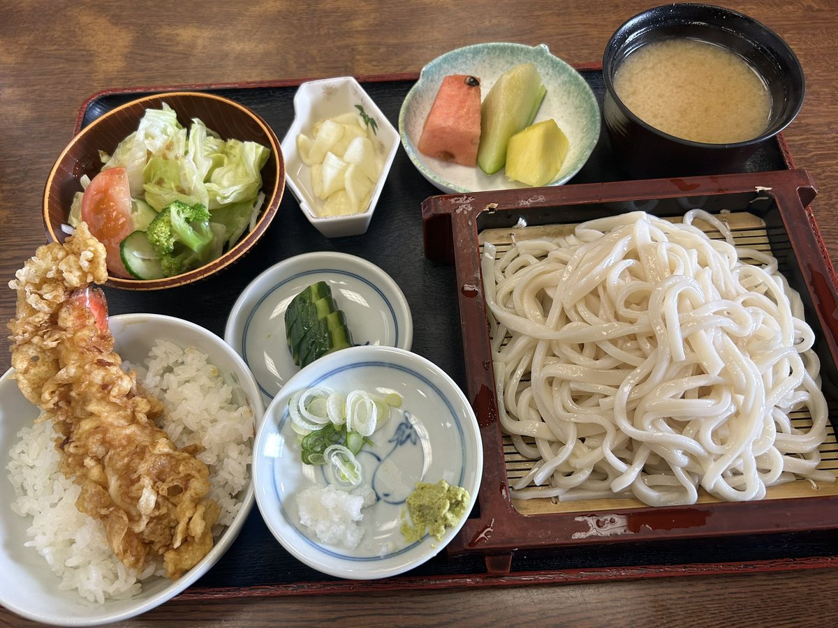 ao_0101_Chartos's tweet photo. お昼ご飯は地元定食屋🍚

サービスランチのもりうどんセット✨️
うどんとミニ海老天丼と副菜があって1000円😊

平日なのにちょっと並んだし、色紙とかも置いてあるから休日来たらどのくらい並ぶのか( 'ᵕ' ; ) https://t.co/rRV8AMz6g4