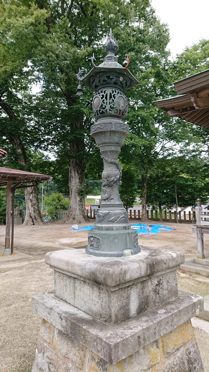 K7Athlon's tweet photo. 鳥取県江府町、江美神社
主祭神は饒速日命のようだが、付近の神社を合祀、奉遷した為に多くの御祭神がいらっしゃる。
現在地は江美城の一角で、隣の公園も嘗ての曲輪の跡という。
賽銭箱や御神燈の御紋が菊水系なのは、創建した進氏が後醍醐天皇から綸旨を賜ったからかと推測(進氏は三つ扇か左三つ巴) https://t.co/BOJZwdJPBu