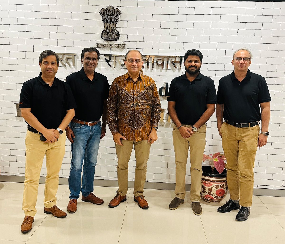 sandiplomat's tweet photo. @BurgerKing &amp; @Popeyes Indonesia are Indian investments which have recently been acquired by Inspira Global through Lenexis Foodworks Pvt Ltd belonging to the @AjantaPharmaLtd group. Happy to meet the leadership team led by the young Aayush Agrawal, Promotor &amp; Rajeev Varman CEO. https://t.co/HzrBvdk0Xs