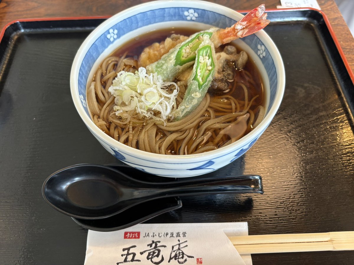 Motinna_mayu's tweet photo. 蕎麦屋 五竜庵 で天ぷら蕎麦(*´◒`*)♡

めちゃくちゃ人気のお店やっと行けた(≧∀≦)
汁 うまっ！蕎麦 うんまっ！天ぷら うっまぁ！
オクラ天って美味しいね〜知らなかったよ
また行く！…次は何食べようかなぁ https://t.co/pe1ynexS3P