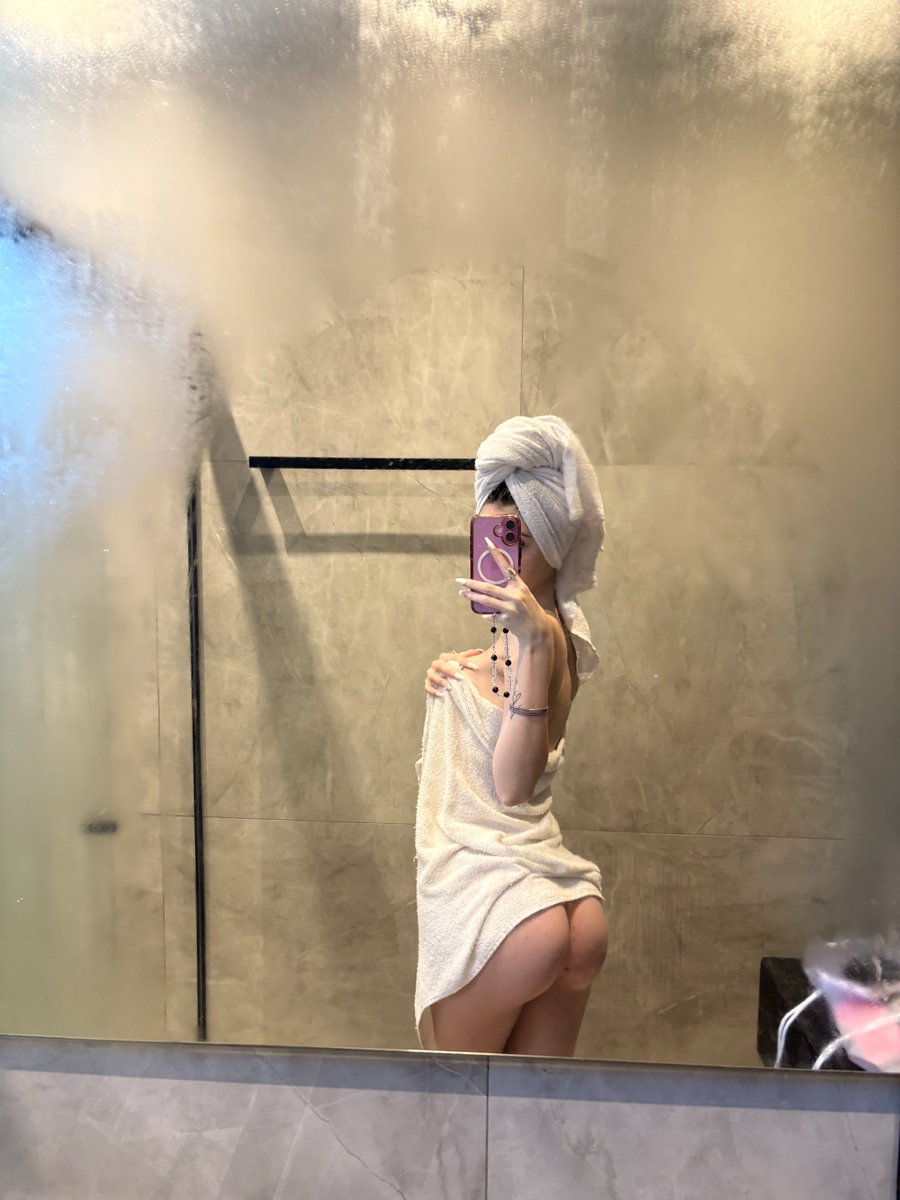 karinadiff's tweet photo. seeing me naked is such a divine experience i'm literally a goddess https://t.co/a8ttlhcajL