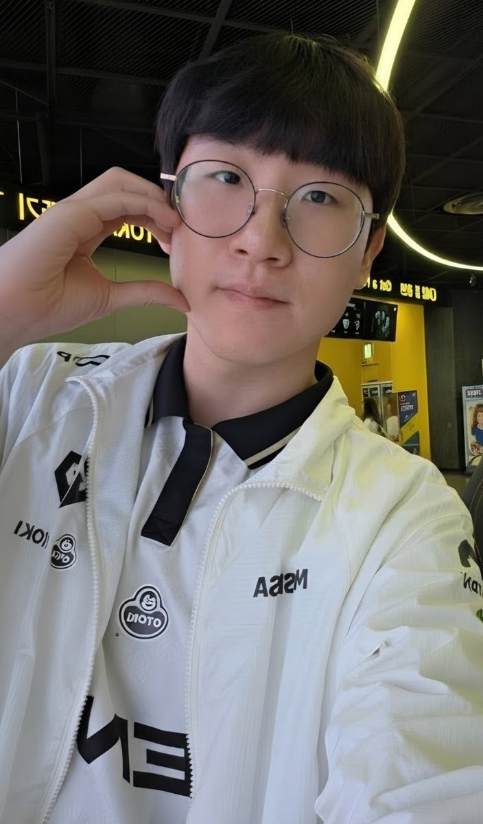 sin1697857's tweet photo. 룰자님 미담 : 내가 막 치와와맹키를 달달 떠니까 맘편히 하셔도 된다고 달래주고 사진 두장 찍고 감사합니다..하고 퇴장하려는데 사진 더 찍죠!하고 포즈 다르게 더 찍어주고 하트 한다고 맞붙는 손 달달 떠니까 괜찮다고 달래줌 ㅋㅋㅋㅋㅋㅋㅋ불안형 팬과 안정형 원딜러 https://t.co/i3vSnOLAz4