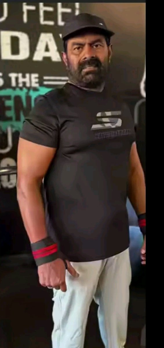 Its__Anu's tweet photo. ஏற்கனவே Stalin பேர்ல T-shirt...

இப்போ அதே கட்சியோட Flag ...

ஆனாலும் அந்த கட்சிக்கு இவ்ளோ விசுவாசம் இருக்கக்கூடாது.... https://t.co/lwJ3L4JUk5