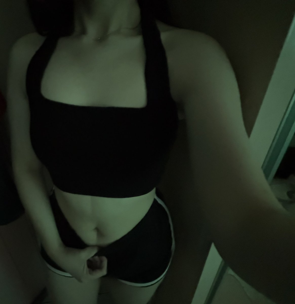 itsvaldiaryhere's tweet photo. so in love with this halter top 🔥💪🏻 it can accentuate my abs and back https://t.co/42jwrGibQe