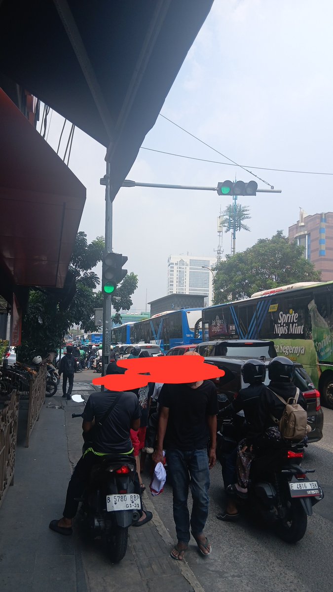 NerdsTransport's tweet photo. Gws dah kalo mau ke daerah monas. Foto dari dekat halte harmoni arah selatan. ^MXB https://t.co/dSsNzobA10