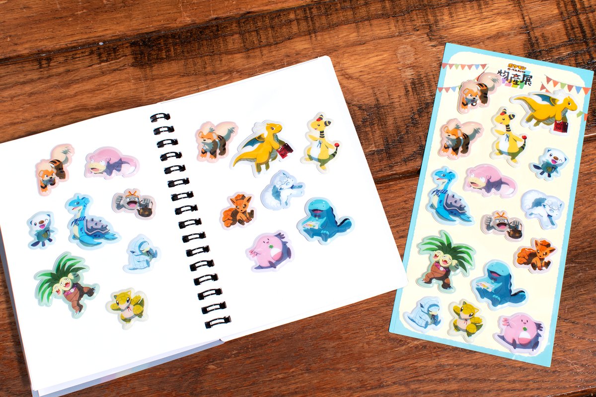 pokemon_pdc's tweet photo. 8月19日（水）から三重県津市の百貨店・松菱さんで開催される #ポケモンローカルActs物産展 に新商品が登場！✨

✅ ポーチ付きエコバッグ
✅ ぷっくりシール
✅ 三層マグネット

この他にも各道県のコラボ商品が集合するので、ぜひ遊びにきてね！🤗
https://t.co/uyYIMQqKPE https://t.co/k5vNK2q9ss