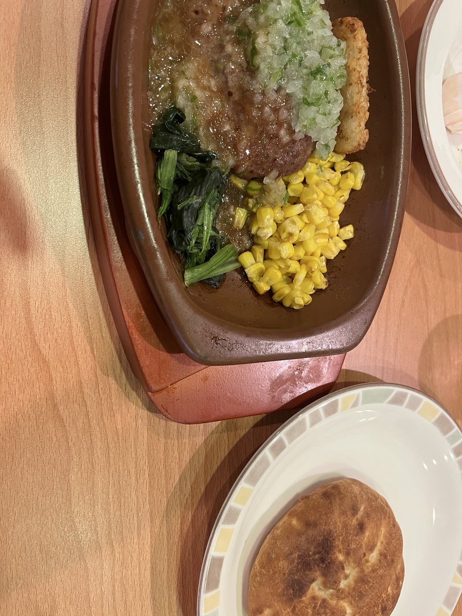 yukinekoFEH's tweet photo. 昼はサイゼリアでのんびり☕️ 今日はランチセットにしました。
パン🥖をつけてハンバーグ🥩と一緒にもぐもぐ
他には生ハム＋チーズとデザート🍮を食べました( ＾∀＾)b
こういう食事も良いですね。高級な食事も美味しいですがファミレスで満足する頼み方するのもたまらんぜよ( ✌︎'ω')✌︎ #サイゼリア https://t.co/vSckIv6Mh6