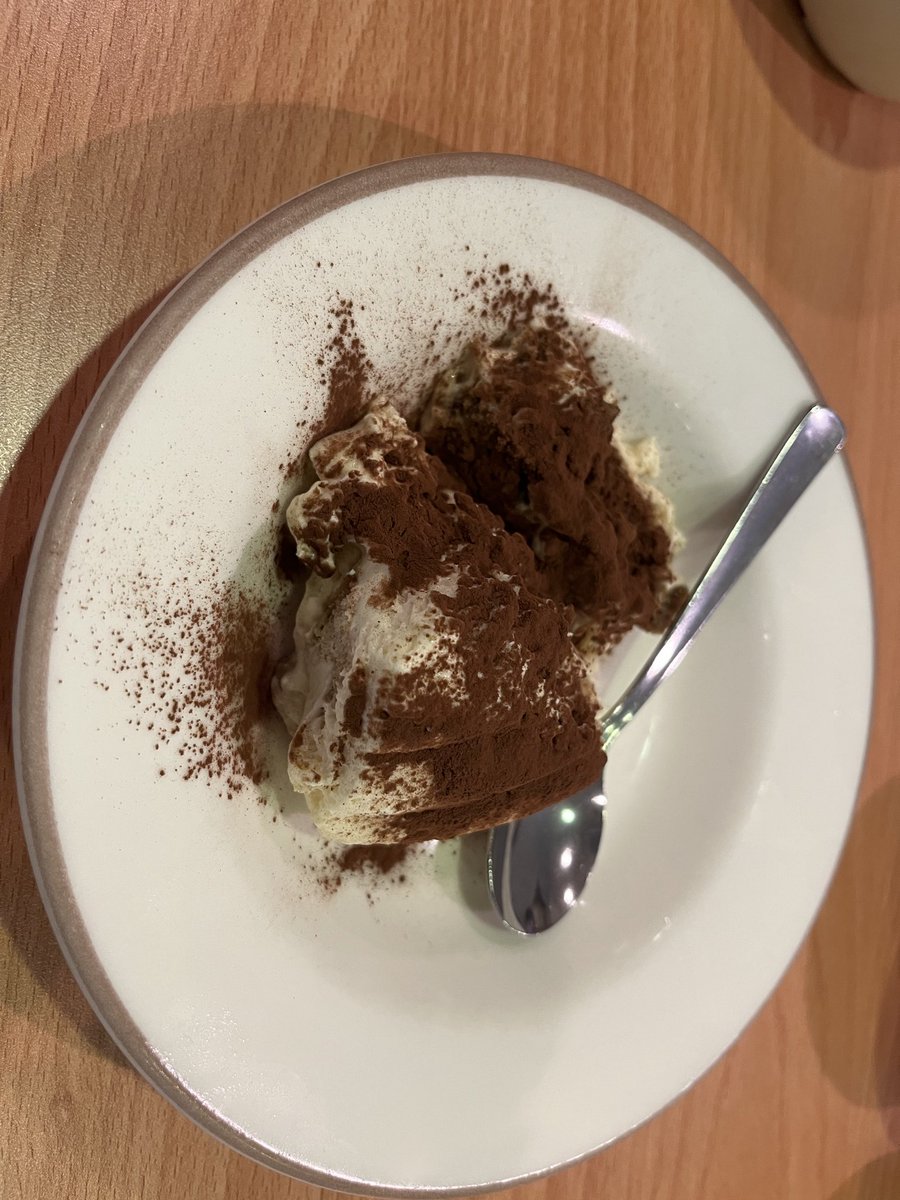 yukinekoFEH's tweet photo. 昼はサイゼリアでのんびり☕️ 今日はランチセットにしました。
パン🥖をつけてハンバーグ🥩と一緒にもぐもぐ
他には生ハム＋チーズとデザート🍮を食べました( ＾∀＾)b
こういう食事も良いですね。高級な食事も美味しいですがファミレスで満足する頼み方するのもたまらんぜよ( ✌︎'ω')✌︎ #サイゼリア https://t.co/vSckIv6Mh6