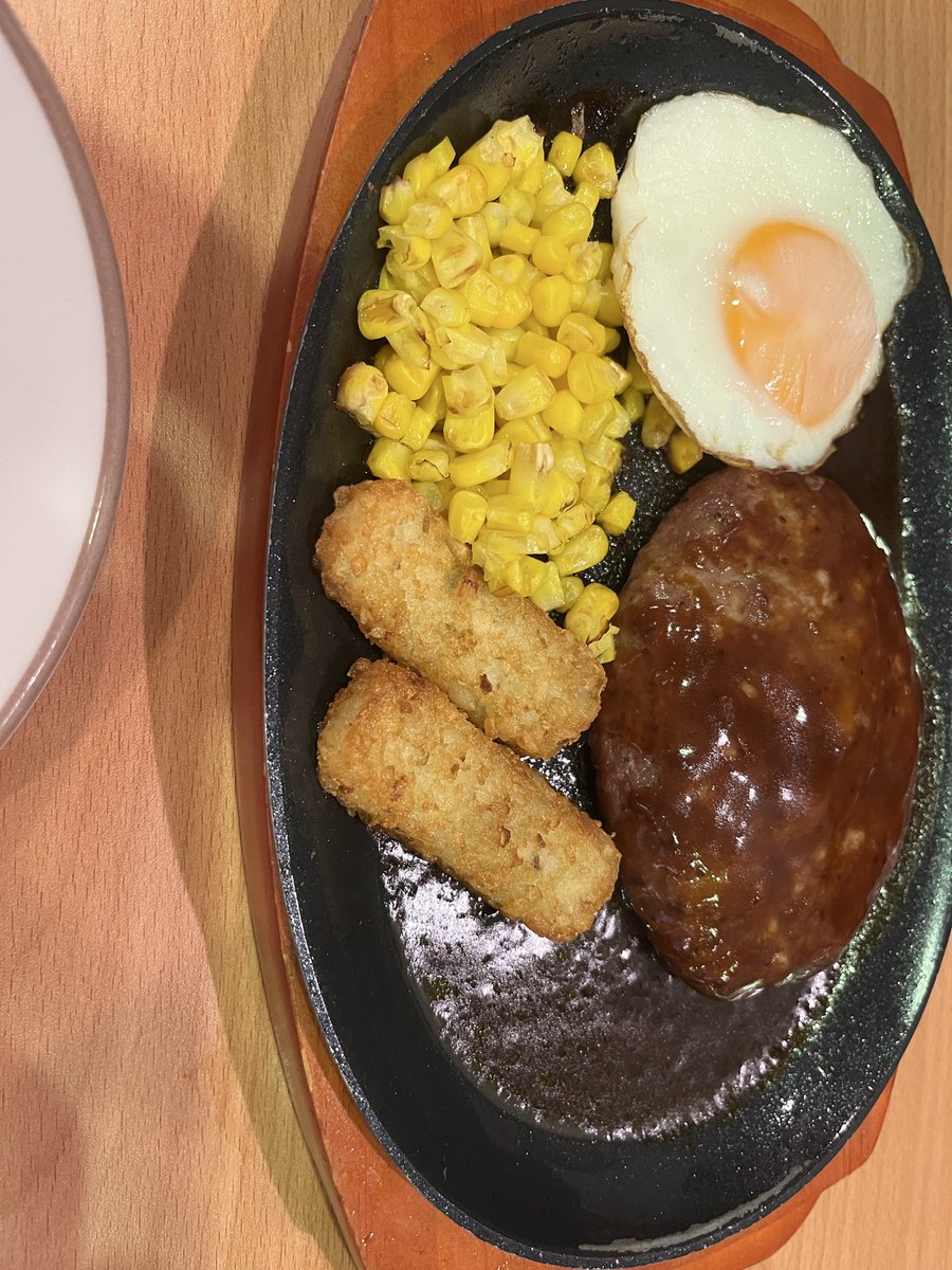 yukinekoFEH's tweet photo. 昼はサイゼリアでのんびり☕️ 今日はランチセットにしました。
パン🥖をつけてハンバーグ🥩と一緒にもぐもぐ
他には生ハム＋チーズとデザート🍮を食べました( ＾∀＾)b
こういう食事も良いですね。高級な食事も美味しいですがファミレスで満足する頼み方するのもたまらんぜよ( ✌︎'ω')✌︎ #サイゼリア https://t.co/vSckIv6Mh6