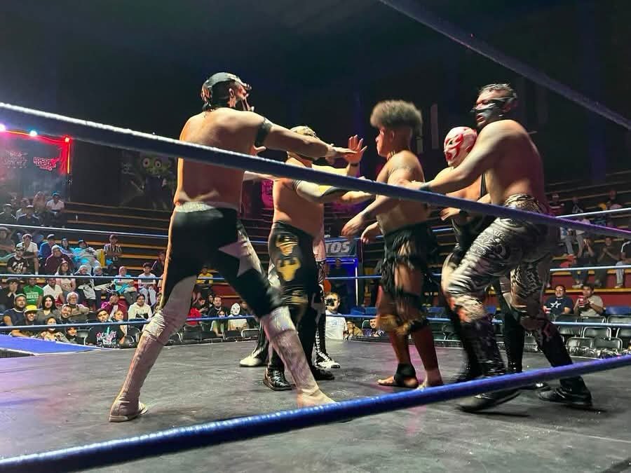 LaTijeraLucha's tweet photo. De rojo y rasgados es como terminan la rivalidad de “Herederos Negros” y “La Peste Negra”❗️
Triunfo contundente ante la rechifla general;#BrazoCelestial, #EstrellaDePlataJr y #EscarlataNegro ante #HijoDeMrNiebla, #VuduMax y un enardecido #CanibalJr,quienes se dieron a llenar 🚨 https://t.co/BJY0eg76M1