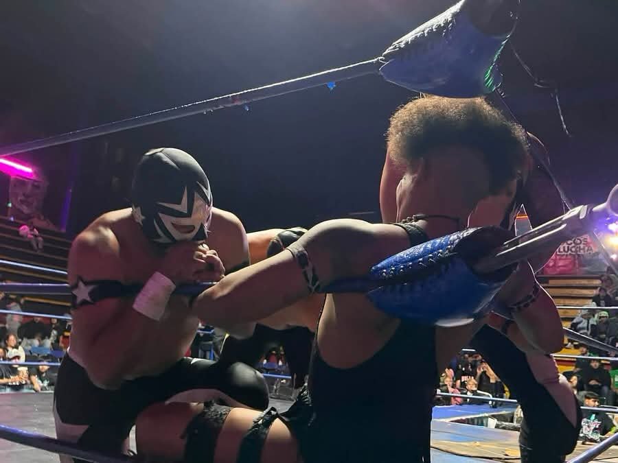 LaTijeraLucha's tweet photo. De rojo y rasgados es como terminan la rivalidad de “Herederos Negros” y “La Peste Negra”❗️
Triunfo contundente ante la rechifla general;#BrazoCelestial, #EstrellaDePlataJr y #EscarlataNegro ante #HijoDeMrNiebla, #VuduMax y un enardecido #CanibalJr,quienes se dieron a llenar 🚨 https://t.co/BJY0eg76M1