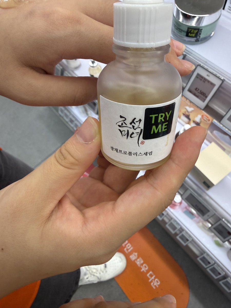 sxutxp's tweet photo. 이거 바르면 조선미녀된다길래 바름 https://t.co/bOHpMgxsHi