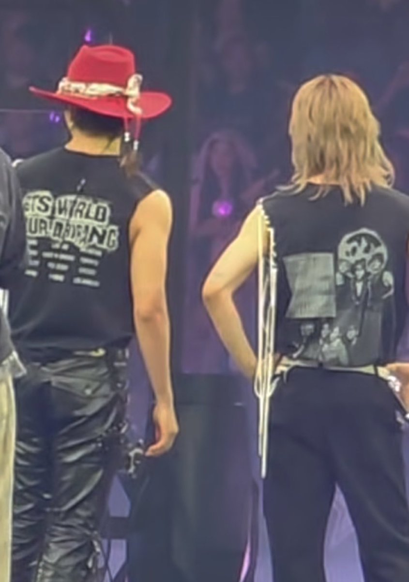 VMinvLivetoday's tweet photo. jimin wore it backwards so that him and taehyung will be matching that string on the left side of the shirt 😭😭😭 i love soulmates 🥹 https://t.co/k2g76i3c4P
