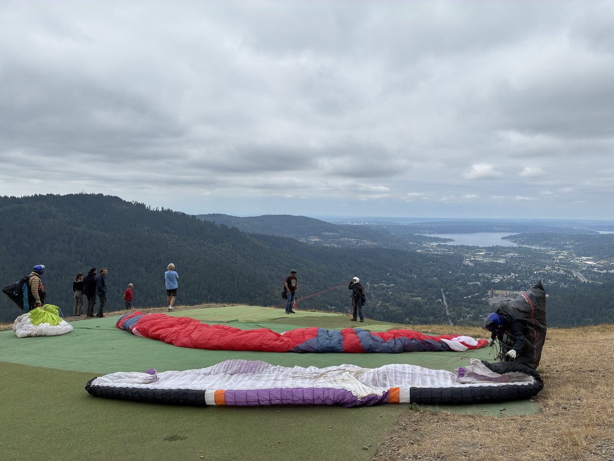 NWmx0119's tweet photo. About 10000 steps up to the top to see some gliding up in the air over the valley. https://t.co/RxUSTJ5QRh