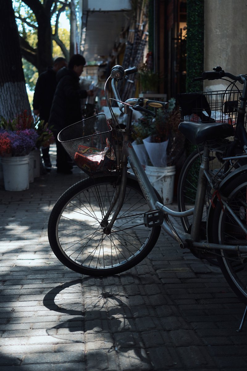 vegapunks's tweet photo. Just a random street corner, and this old bicycle parked there instantly caught my eye—small, quiet moments are the real charm of the city. https://t.co/NqnbJ8KZEQ
