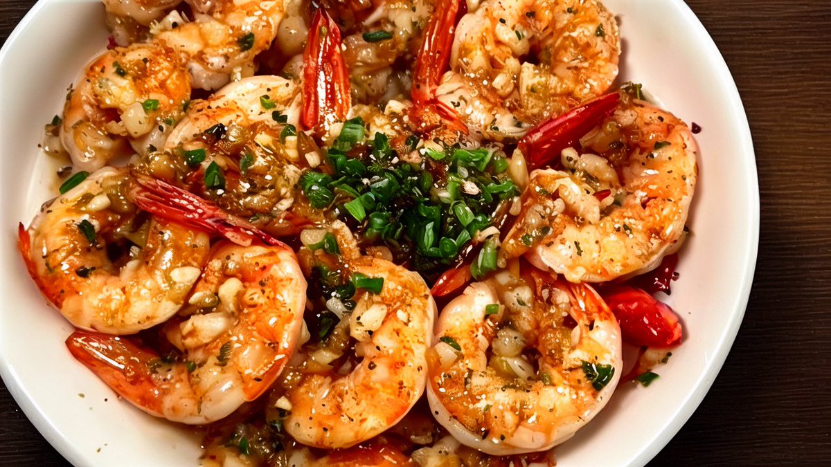 DanielJackson80's tweet photo. A cozy weekday dinner just hit different—garlic butter shrimp with quinoa and a side of roasted broccoli  Super quick, super tasty! https://t.co/BM4MUXHJBg