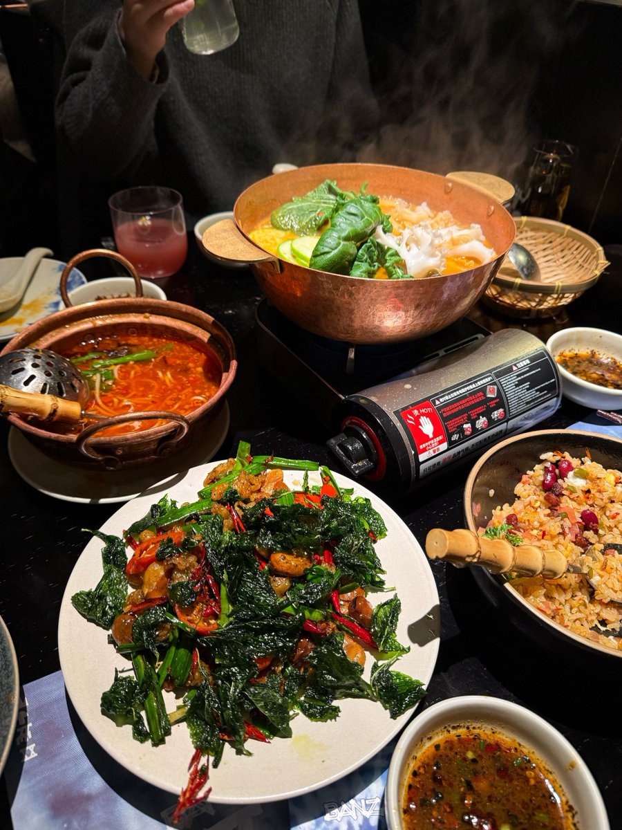 SherEhtasham's tweet photo. Late-night comfort never misses: steamy hot pot with freshly sliced beef u0026 steamed rice, only here at the tiny street-side food stall. Warm up, little one. https://t.co/XFtdX5WqyA