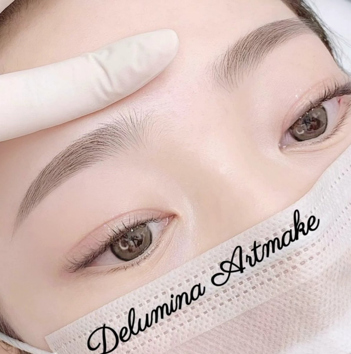 delu_mina's tweet photo. 🪞 すっぴんでも美しい、���能人のようなナチュラル眉へ 🌿

DELMINAならではの、
お顔全体のバランスに合わせた自然で洗練された眉デザイン✨

まるで自眉のように自然に馴染み、
すっぴんの日もふんわり整った印象に

「アートメイクをしていると気づかれないくらい自然に」
＃韓国アートメイク https://t.co/ENV4U1lXIU