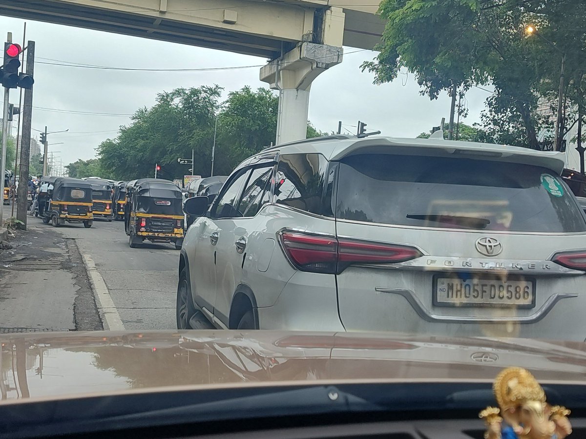 ajay_m92's tweet photo. @MTPHereToHelp @CPMumbaiPolice @CMOMaharashtra Look at this blatant violation of all laws. 
Dark black tint, obstructing traffic, not letting the left green signal pass
The car has some AAMDAR sticker.
Kanjurmarg east. Please take action https://t.co/3jr6vBC4Ey