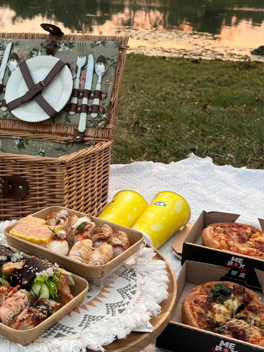 TideMurmu's tweet photo. 姉妹と一緒にピクニックに出かけて、食べながらおしゃべりをし、ついでに夕焼けが少しずつ空いっぱいに広がっていくのを眺める。こんな夕暮れは、特別ににぎやかでなくても、それだけで十分癒やされる。 https://t.co/z9sGXZeJDE