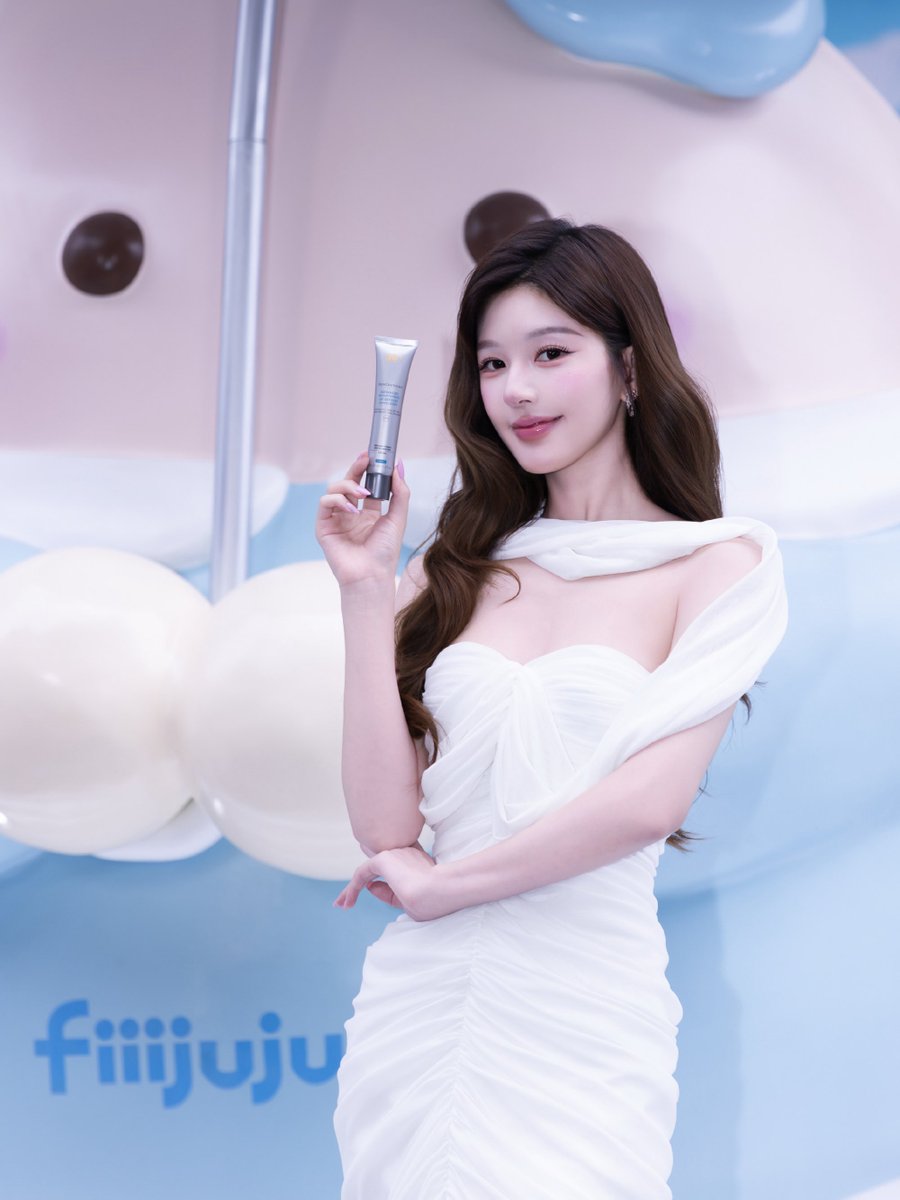 zhaolusi_intl's tweet photo. [📸] 081726 #ZHAOLUSI #赵露思          
Rosy Studio Weibo Update   

[1]

“Soft tides ripple through the folds of her clothes, while endless grace and spirited charm flow effortlessly from her.”    

🔗 https://t.co/AydLU0QzD0

#RosyZhao #조로사 #จ้าวลู่ซือ https://t.co/NOHpJzUw15