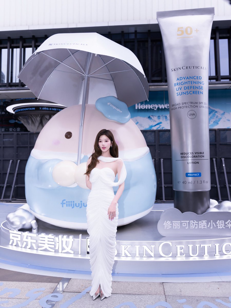 zhaolusi_intl's tweet photo. [📸] 081726 #ZHAOLUSI #赵露思          
Rosy Studio Weibo Update   

[1]

“Soft tides ripple through the folds of her clothes, while endless grace and spirited charm flow effortlessly from her.”    

🔗 https://t.co/AydLU0QzD0

#RosyZhao #조로사 #จ้าวลู่ซือ https://t.co/NOHpJzUw15