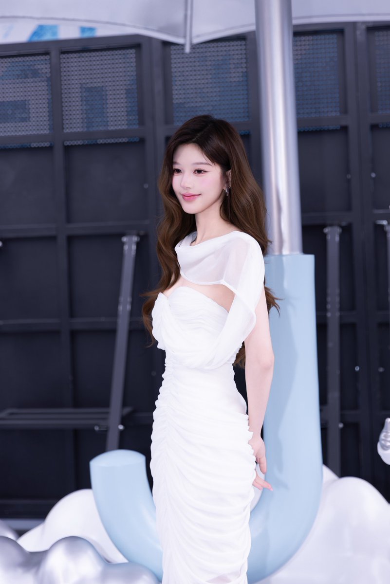 zhaolusi_intl's tweet photo. [📸] 081726 #ZHAOLUSI #赵露思          
Rosy Studio Weibo Update   

[1]

“Soft tides ripple through the folds of her clothes, while endless grace and spirited charm flow effortlessly from her.”    

🔗 https://t.co/AydLU0QzD0

#RosyZhao #조로사 #จ้าวลู่ซือ https://t.co/NOHpJzUw15