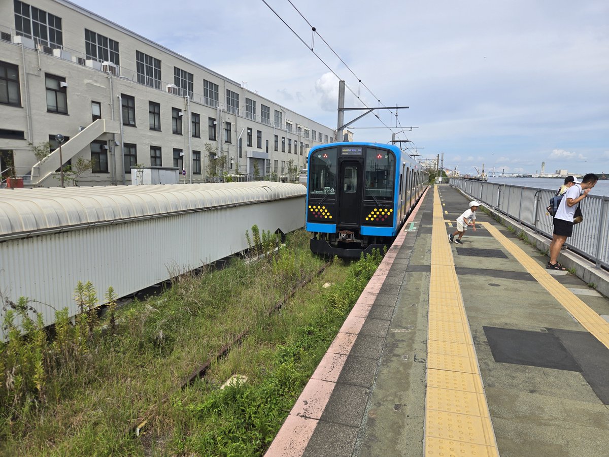 etoodragon's tweet photo. 乗り鉄して来た場所はここ、海芝浦駅。
降りても行けるのは公園だけというところです。
#ダイハツ 
#エッセ 
#ESSE 
#神奈川県
#横浜市
#JR鶴見線
#海芝浦駅 https://t.co/LtcoLkHFhg