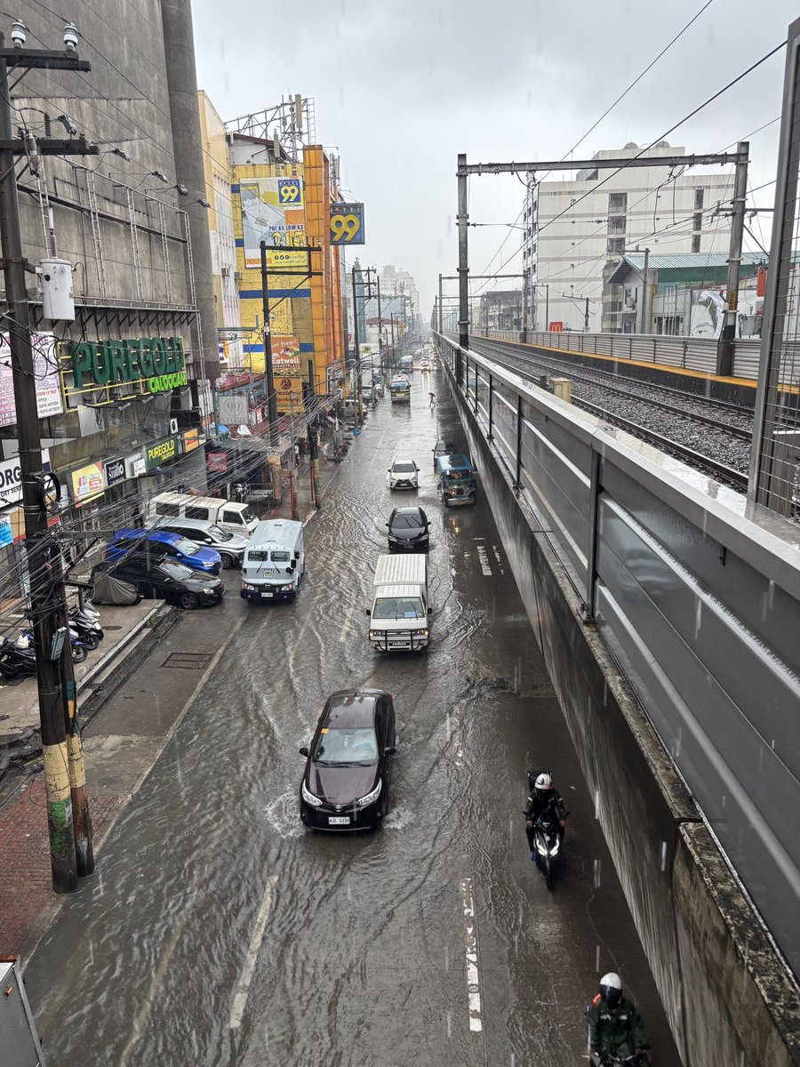 sachiko_yss's tweet photo. Grey skies, red trains, and city stories. 🌧️🚆🖤

#RainyDay #RainyMood #Manila https://t.co/ixZM3aQyKu