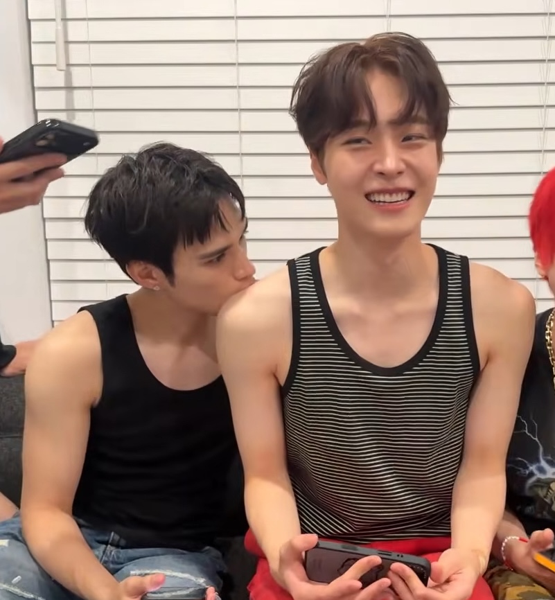 fiosiers's tweet photo. not jay giving a lil smooch to seongmin's shoulder 😭😭 https://t.co/9UDPzGoRPP