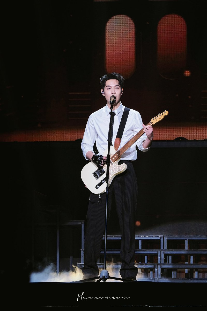 Hanmnmn0415's tweet photo. 🎻🎸

#FFFpartyconcert 
#FirstKhaotung https://t.co/7zPlUIGhHJ