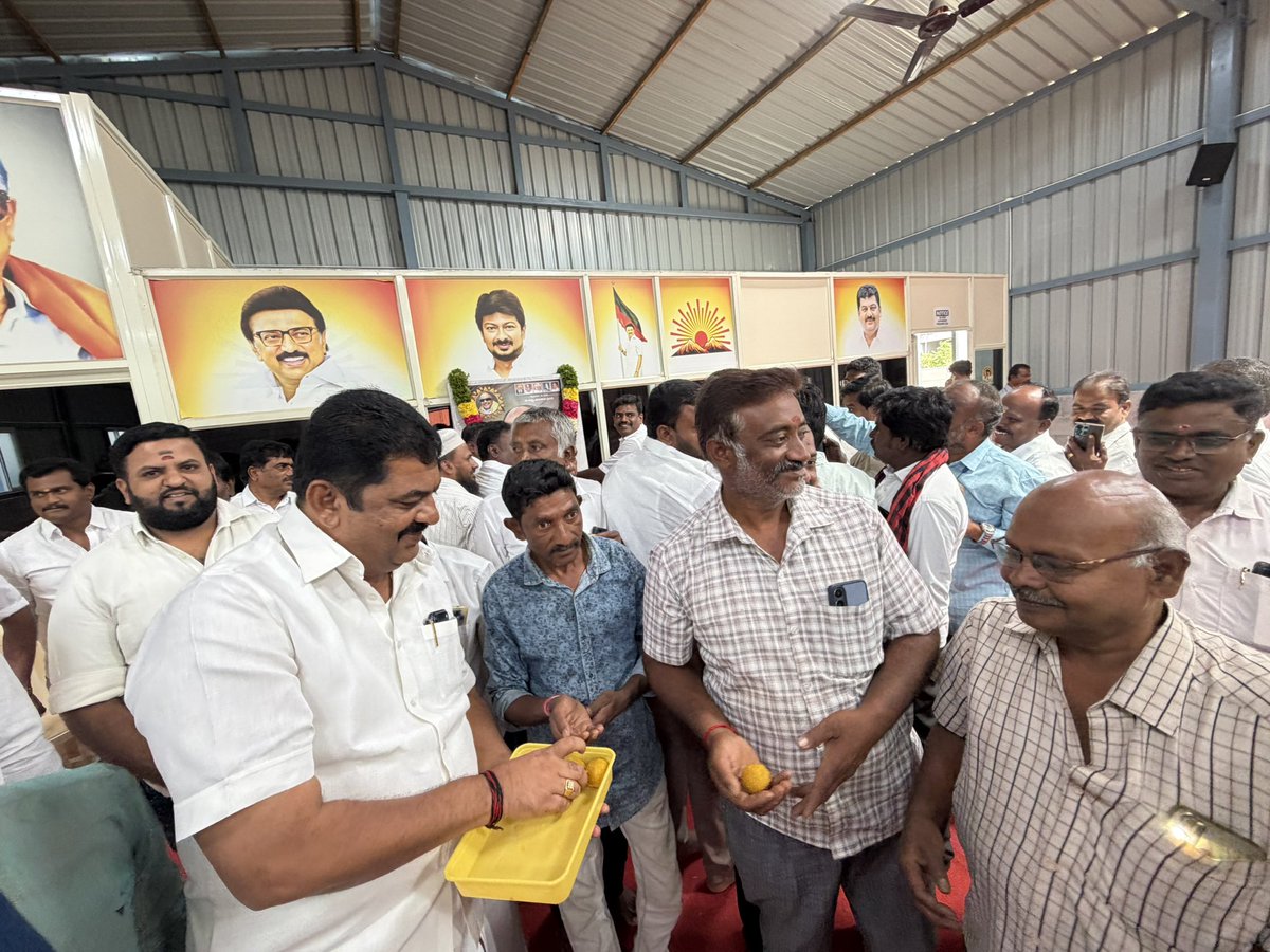 yprakash_mla's tweet photo. கிருஷ்ணகிரி மேற்கு மாவட்ட திமுக சார்பாக முத்தமிழ் அறிஞர் தலைவர் கலைஞர் அவர்களின் மனசாட்சி #முரசொலி_மாறன் அவர்களின் 93வது பிறந்தநாளை முன்���ிட்டு ஓசூர் மாவட்ட கழக அலுவலகத்தில் அவரது திருவுருவப் படத்துக்கு மலர்மாலை அணிவித்து மரியாதை செலுத்தி இனிப்புகள் வழங்கிய போது. #murasolimaran https://t.co/6GqCAm77X2