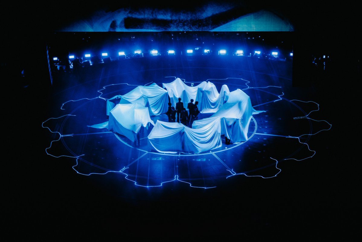 parqueer's tweet photo. im so serious this looks like a smeraldo flower blooming on stage https://t.co/LLC666NbHq