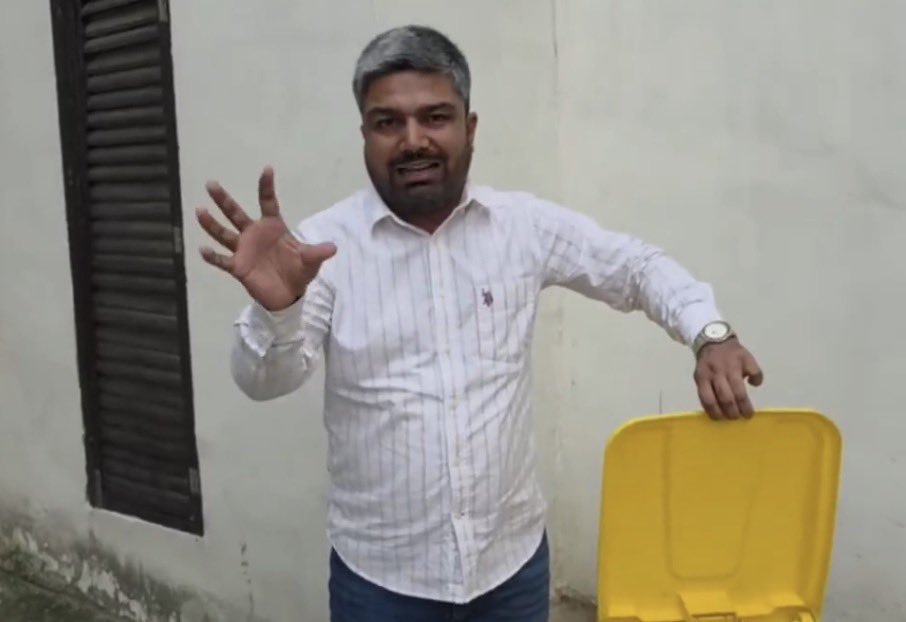 MrigendraSpeaks's tweet photo. •इसी मंगल पाण्डेय के मंत्री रहते पटना PMCH में मनीष कश्यप के साथ मारपीट की गई थी 

•अभी तक तो बिहार में चारा घोटाला हुआ, जिसपर बिहार भाजपा खूब बोलती है लेकिन अब बिहार में डस्टबिन घोटाला भी सामने आ गया है 😅

•मशहूर यूट्यूबर मनीष कश्यप ने खुलासा किया की

•जो डस्टबीन बाज़ार में ₹700 - 1000 रुपये में आसानी से मिलता है उसे बिहार सरकार ने ₹15590 में खरीदा है

•हैरानी की बात ये है की अपने कर्मचारियों को समय पर वेतन नहीं दे पाने वाली बिहार सरकार 

•45 लीटर का डस्टबिन ₹11000 में और 75 लीटर का डस्टबिन ₹15590 में ख़रीद लेती है

•इस घोटाले ने बिहार सरकार के ‘न खाऊँगा न खाने दूँगा’ के दावों का पोल खोल दिया है